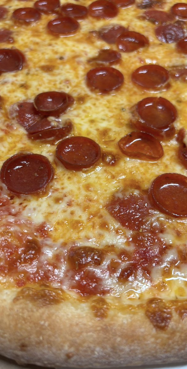 britrose3's tweet image. Let this pepperoni pizza with extra cheese take you into the weekend 😌