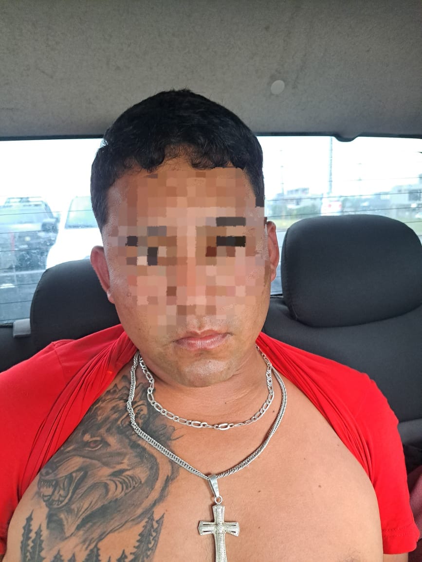 FFAAECUADOR's tweet image. 🔴#SantoDomingo | Las Fuerzas Armadas a través del #BloqueDeSeguridad ,aprehendieron a dos ciudadanos que transportaban más de 50 bloques de presuntas sustancias catalogadas sujetas a fiscalización.
 
El hecho ocurrió luego de que el vehículo en el que se movilizaban intentara…