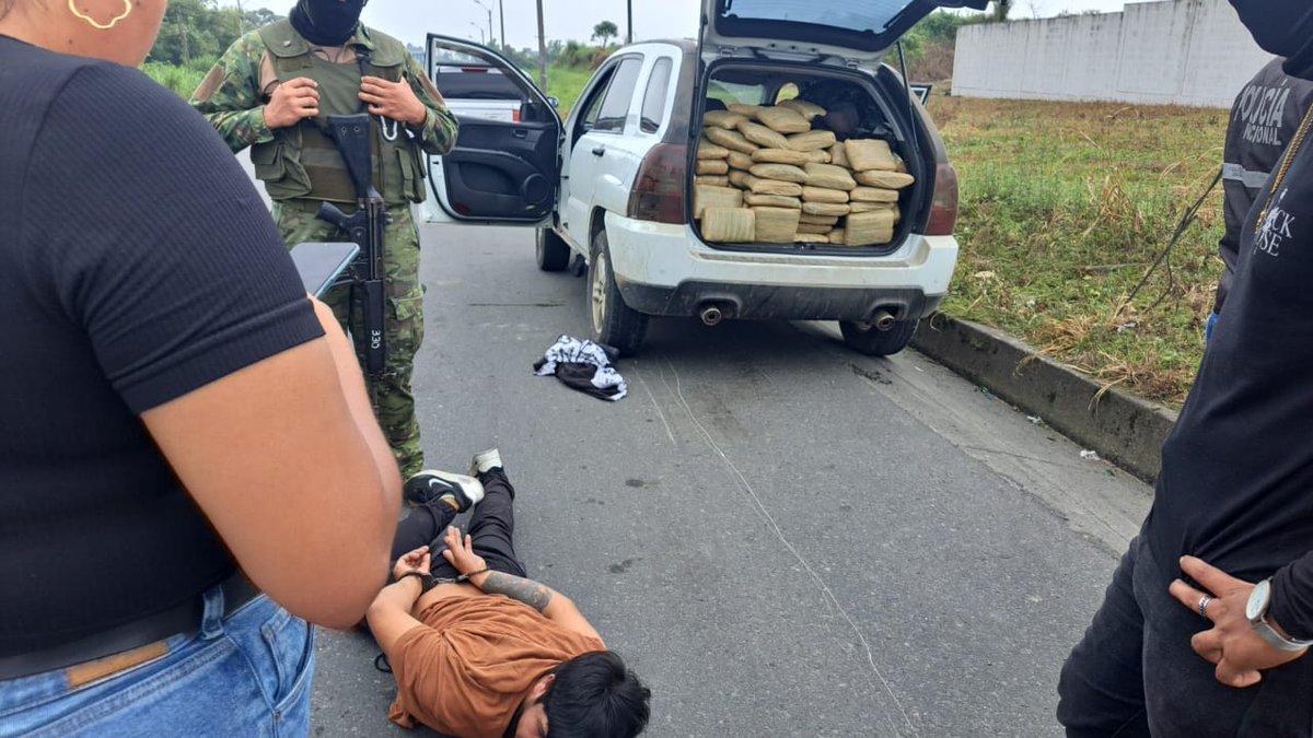 FFAAECUADOR's tweet image. 🔴#SantoDomingo | Las Fuerzas Armadas a través del #BloqueDeSeguridad ,aprehendieron a dos ciudadanos que transportaban más de 50 bloques de presuntas sustancias catalogadas sujetas a fiscalización.
 
El hecho ocurrió luego de que el vehículo en el que se movilizaban intentara…
