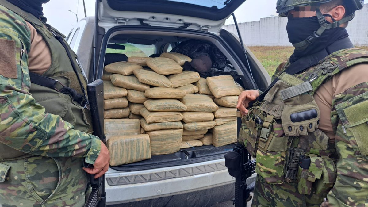 FFAAECUADOR's tweet image. 🔴#SantoDomingo | Las Fuerzas Armadas a través del #BloqueDeSeguridad ,aprehendieron a dos ciudadanos que transportaban más de 50 bloques de presuntas sustancias catalogadas sujetas a fiscalización.
 
El hecho ocurrió luego de que el vehículo en el que se movilizaban intentara…