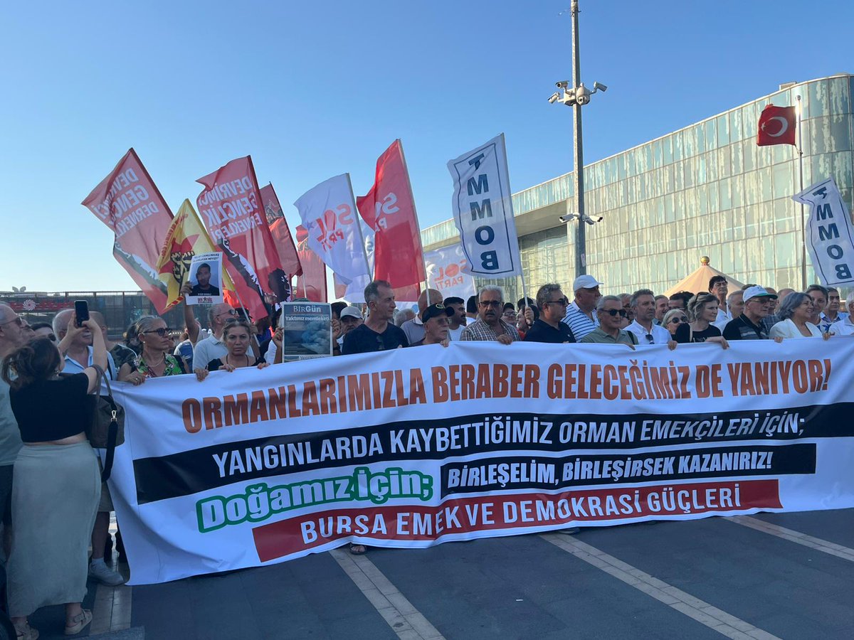 dgdbursa's tweet image. Eskişehir'de orman yangınına müdahale ederken hayatını kaybeden 10 işçi için eylemdeydik.
Kaza ve doğal afet değil, sermaye düzeniniz öldürüyor!