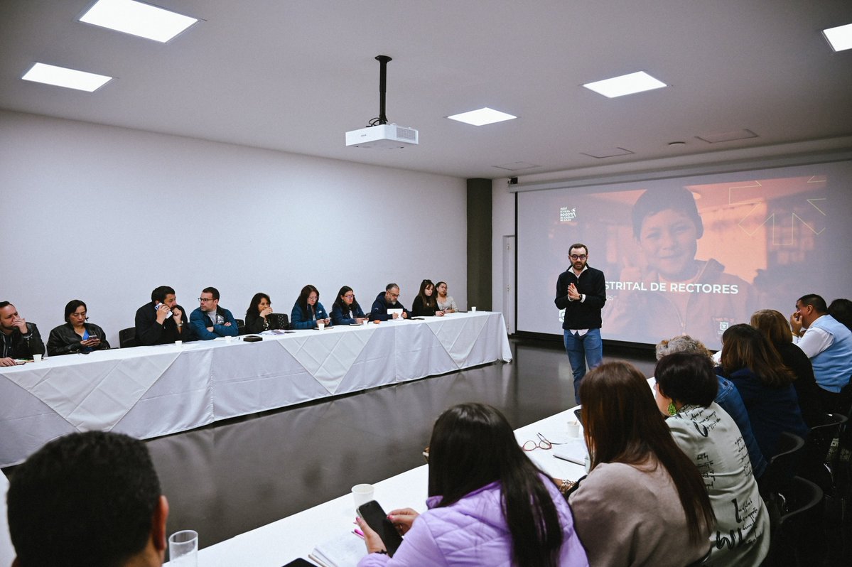 Educacionbogota's tweet image. El subsecretario de Integración Interinstitucional, @DiegoEscallonA, lideró la Mesa Distrital de Rectores, un espacio de diálogo en el que se abordaron temas prioritarios como las situaciones de violencia en los colegios, la finalización del calendario escolar y la conectividad y…