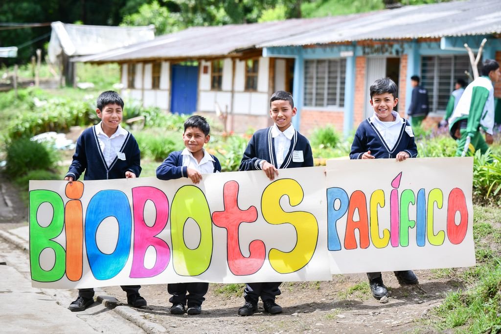 Ministerio_TIC's tweet photo. En la I.E. Técnico Agropecuario Margarita Legarda, en Santa Leticia (Puracé), 50 estudiantes de primaria aprendieron con #Biobots 🤖💚, nuestra estrategia en alianza con el @cobritish que transforma el campo con juego, curiosidad y pensamiento computacional. https://t.co/H1oh4I02qZ