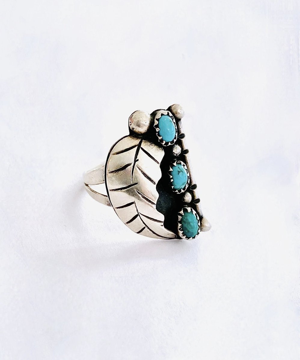 martysatticauc1's tweet image. Vintage Navajo Sterling Silver Ring, Handcrafted IHMSS RD Native American Sterling & Saw Tooth Set Turquoise Ovals w/Leaf Design, Size 8 1/4
etsy.com/listing/146895…