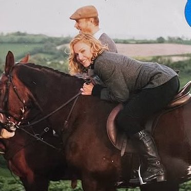reiinvention's tweet image. ai como eu amo outtakes, olha que linda a madonna toda camponesa em cima do cavalo