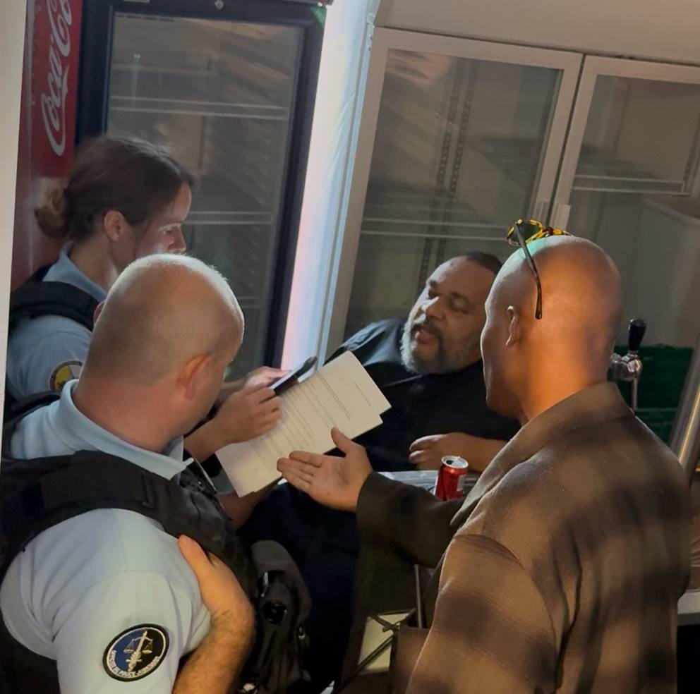 MbalaDieudo's tweet image. Dieudonné interpellé EN DIRECT sur scène ce vendredi vers 21h, sur ordre du ministre de l’Intérieur.
Du jamais vu dans l’histoire du spectacle vivant en France.
Liberté d’expression piétinée en pleine lumière.
Soutenez Dieudonné : réservez vos places sur dieudosphere.com…