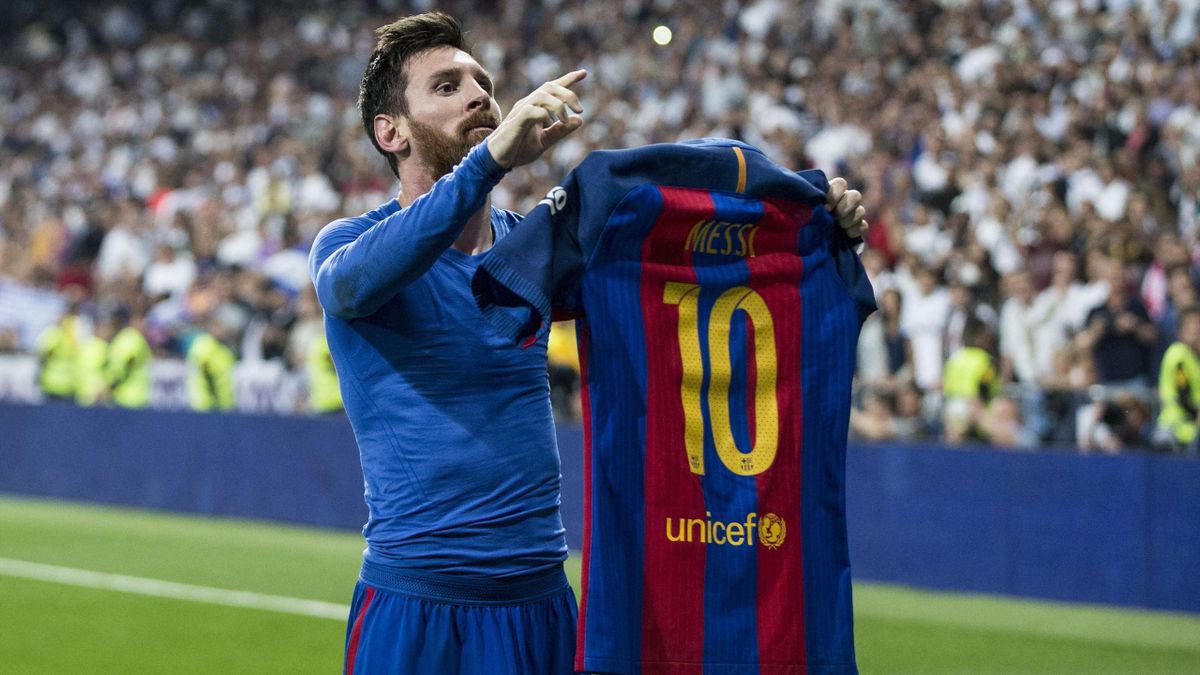 KwesiFCB's tweet image. 💥 Bernabéu. Silence. Messi holds the shirt.
That moment will live in football history forever. 🐐