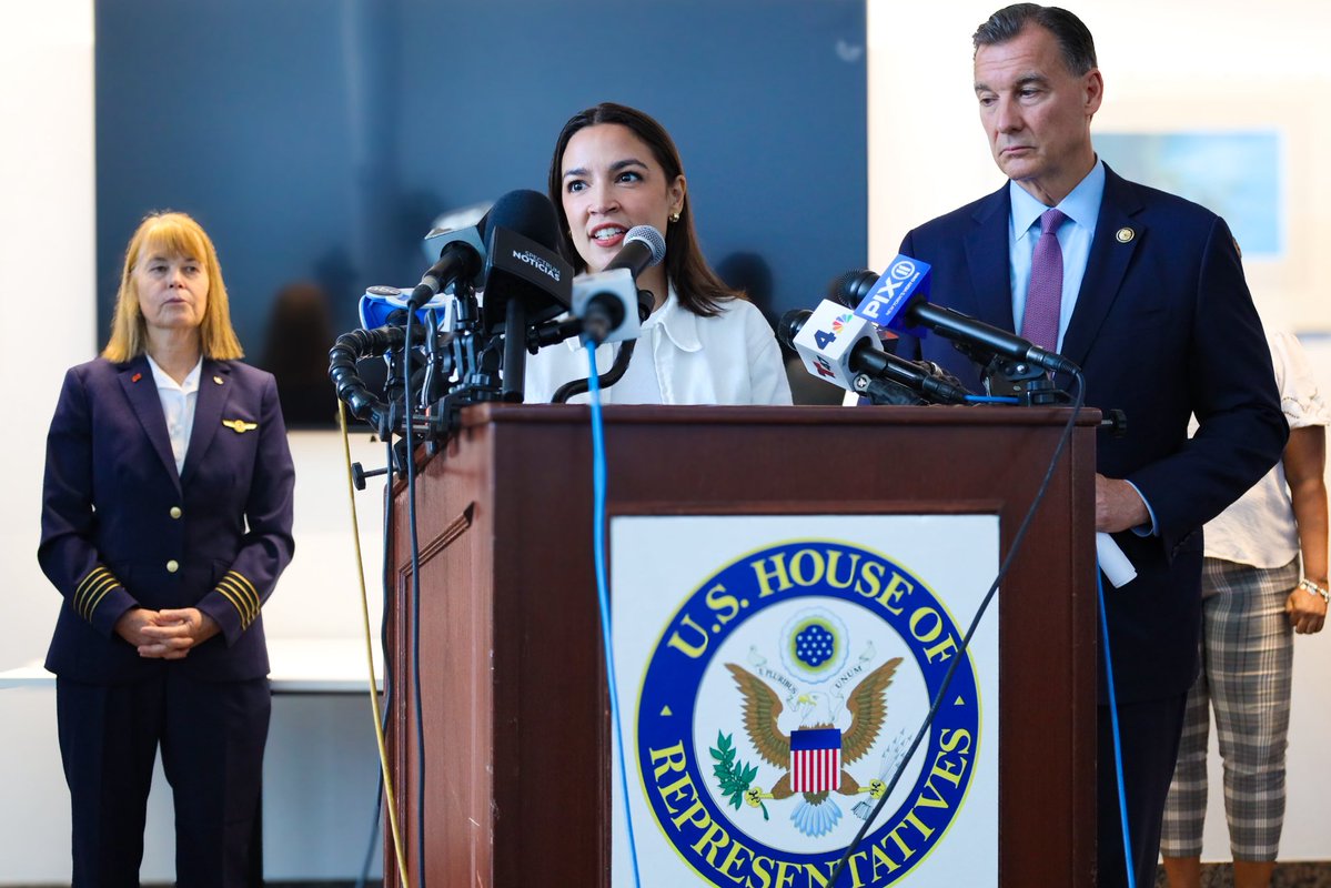 RepAOC's tweet image. In March, I sent a letter supporting @vaughncareers’ application for the AT-CTI, a program that expands air traffic controller training & makes our skies safer.
Today, @RepTomSuozzi & I celebrated Vaughn's entry into this program & the opportunities it will bring New Yorkers.