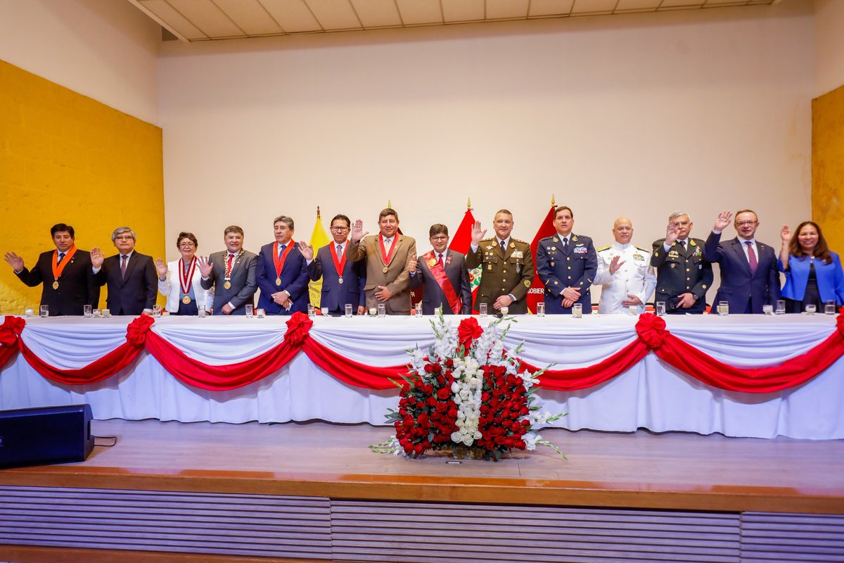 odearequipa's tweet photo. El Director de @odearequipa participó esta mañana en la Sesión Solemne de izamiento del Pabellón Nacional y Paseo de la Bandera, en el marco de la conmemoración del 204° Aniversario de la Independencia del Perú. https://t.co/3Jt8M2Nh2F