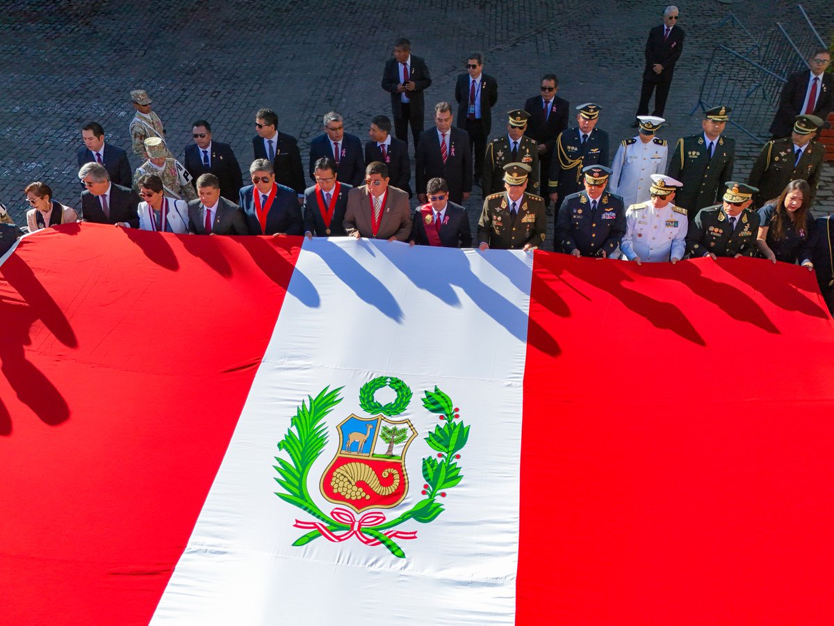 odearequipa's tweet photo. El Director de @odearequipa participó esta mañana en la Sesión Solemne de izamiento del Pabellón Nacional y Paseo de la Bandera, en el marco de la conmemoración del 204° Aniversario de la Independencia del Perú. https://t.co/3Jt8M2Nh2F