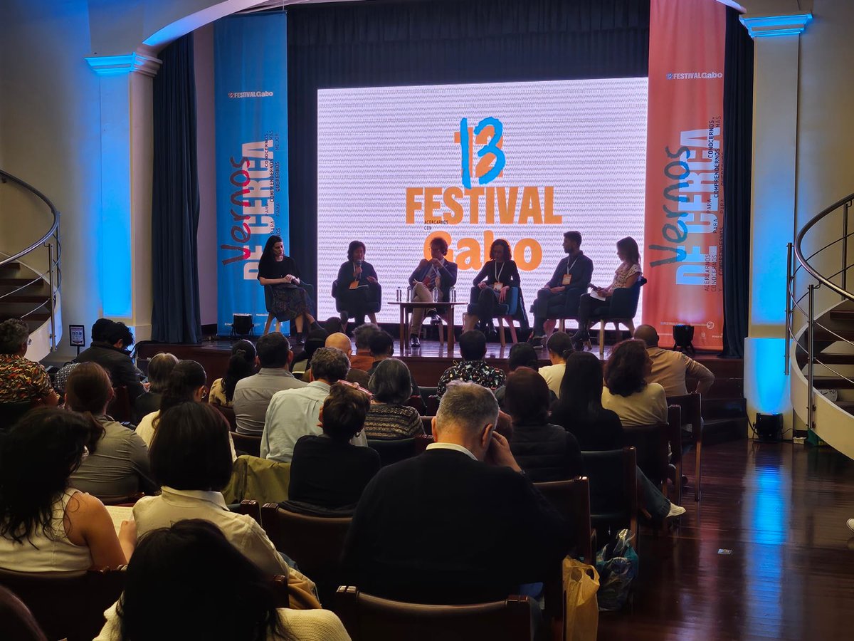 📢 #Ahora: Charla ‘¿Cómo defender el mejor oficio del mundo en 2025?’, en el #FestivalGabo2025

Participan:
Scott Griffen (<a href="/scott_f_griffen/">Scott Griffen</a>) 
Thibaut Bruttin (<a href="/ThibautBruttin/">Thibaut Bruttin</a>)
Sofía Jaramillo (<a href="/Sofiajaroto/">Sofía Jaramillo Otoya</a>)
Cristina Zahar 
María Teresa Ronderos (<a href="/mtronderos/">Maria Ronderos</a>)

En conversación con