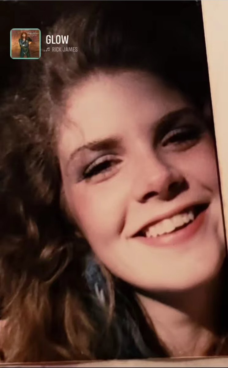 Jocelyn__Paige's tweet image. #FlashBackFriday ๐ท
Me @Jocelyn__Paige age 19 my 1st #selfie holding a camera that has film in it!
Did anyone ever take a picture of yourself without timer, before a digital cameras existed?