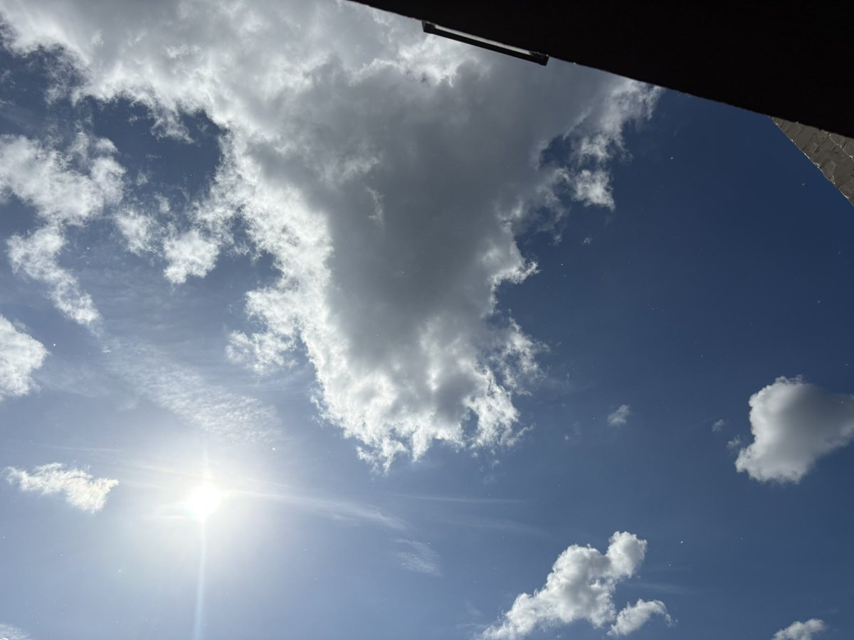 jhaleauthor's tweet image. Weird. That little cloud right there is pouring rain on my front yard! 🤷🏻♀️ #weirdweather
