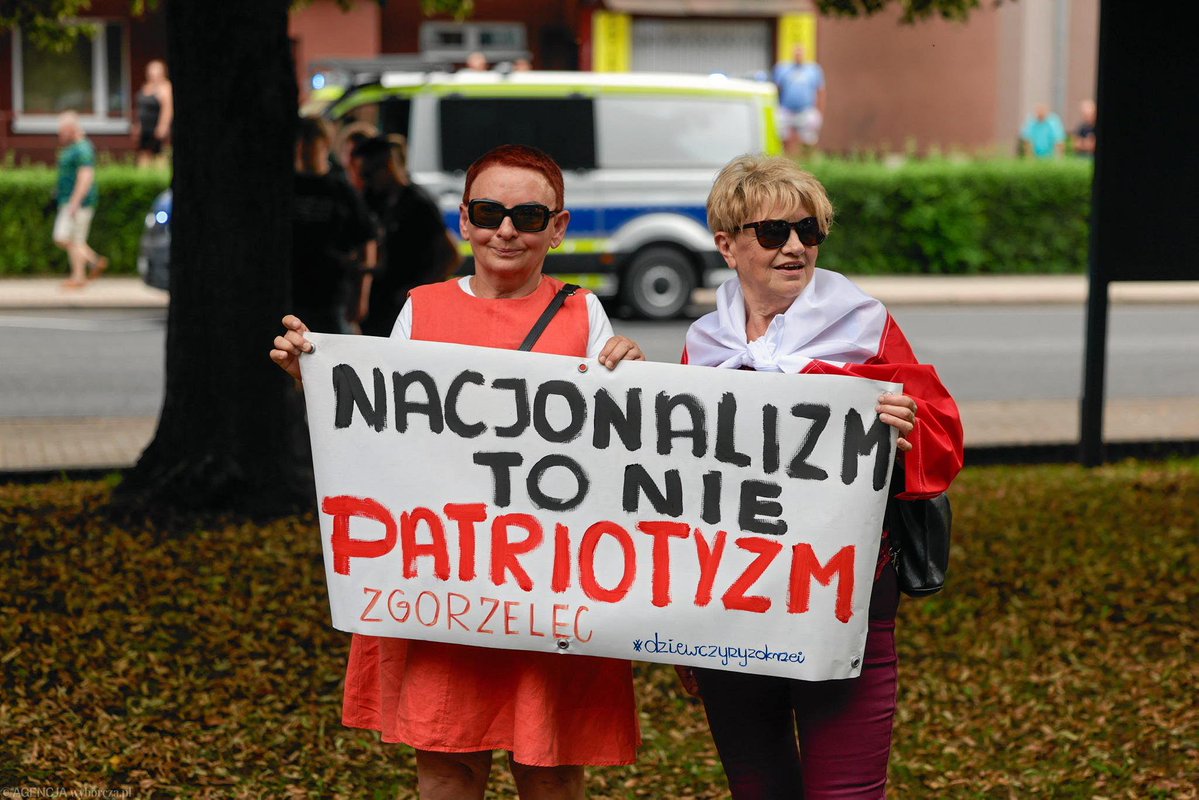 RobertMaslak's tweet image. Brawo mieszkańcy Bogatyni 👏. Mieszkańcy uniemożliwili spotkanie Bąkiewicza w domu kultury, a potem zagłuszali manifestację jego bojówki na ulicy.
"Bąkiewicz był wyraźnie poirytowany obecnością kontrmanifestujących. Tak zagłuszali go wuwuzelami i syrenami, że musiał przerwać i…
