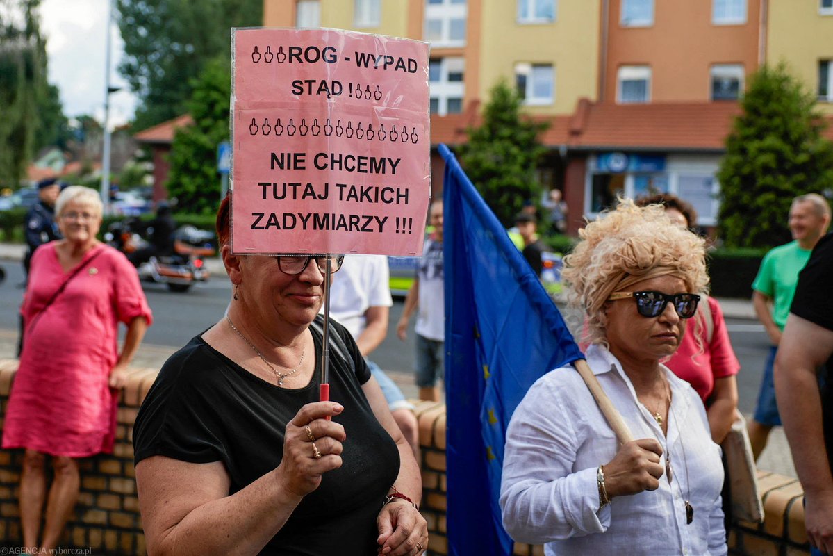 RobertMaslak's tweet image. Brawo mieszkańcy Bogatyni 👏. Mieszkańcy uniemożliwili spotkanie Bąkiewicza w domu kultury, a potem zagłuszali manifestację jego bojówki na ulicy.
"Bąkiewicz był wyraźnie poirytowany obecnością kontrmanifestujących. Tak zagłuszali go wuwuzelami i syrenami, że musiał przerwać i…