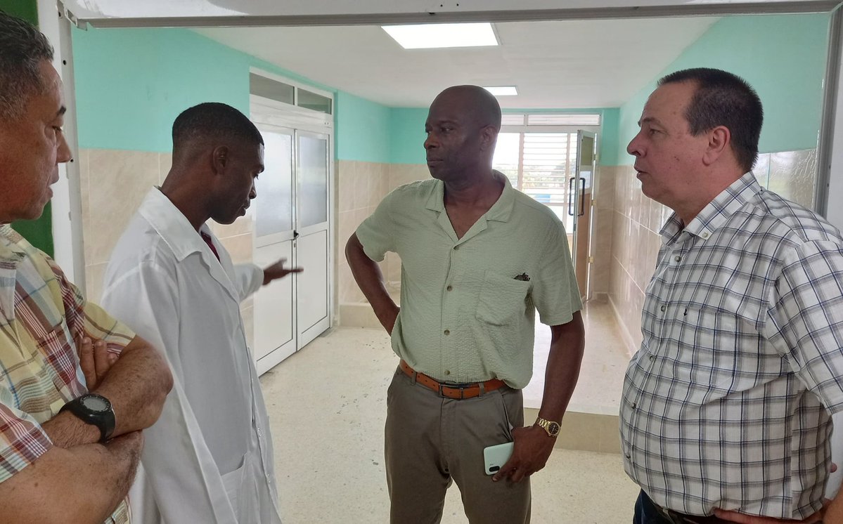 🇨🇺🩺 Doctor José Portal Miranda, titular del <a href="/MINSAPCuba/">Ministerio de Salud Pública de Cuba</a>, visitó 🗓hoy el 🏥 <a href="/hospital_ali/">Hospital Provincial Ciego de Ávila</a> de la provincia  #CiegoDeÁvila, a pocas horas de celebrarse en esa ciudad el acto central por el Día de la Rebeldía Nacional🇨🇺.

#LaLuchaNoHaCesado

🧵1/2
