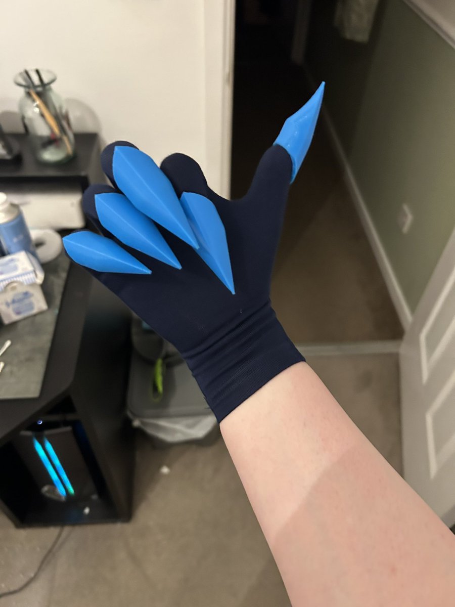 FcrDuckSake's tweet image. / new gloves in for vox and the claws still fit 😌