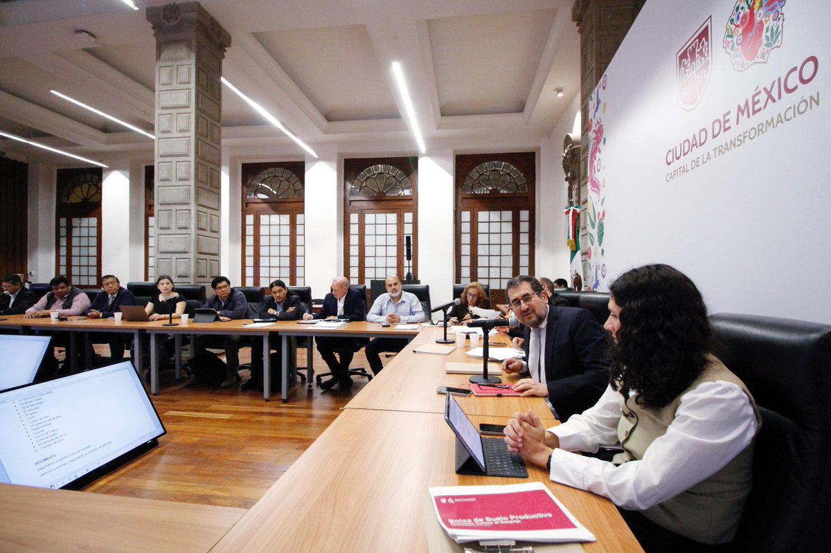 César Cravioto (@craviotocesar) on Twitter photo Sostuvimos una reunión del #GabineteContraDespojos con la Fiscal <a href="/BerthaAlcalde/">Bertha Alcalde Luján</a>, la secretaria <a href="/Jualicra/">Julia Álvarez Icaza Ramírez</a>, los secretarios <a href="/IntiMunoz/">Inti Muñoz</a> y <a href="/PabloVazC/">Pablo Vázquez Camacho</a>, así como la consejera <a href="/EreCruzvillegas/">Ere Cruzvillegas</a>, para fortalecer la coordinación interinstitucional y mejorar la atención a este fenómeno. Sostuvimos una reunión del #GabineteContraDespojos con la Fiscal <a href="/BerthaAlcalde/">Bertha Alcalde Luján</a>, la secretaria <a href="/Jualicra/">Julia Álvarez Icaza Ramírez</a>, los secretarios <a href="/IntiMunoz/">Inti Muñoz</a> y <a href="/PabloVazC/">Pablo Vázquez Camacho</a>, así como la consejera <a href="/EreCruzvillegas/">Ere Cruzvillegas</a>, para fortalecer la coordinación interinstitucional y mejorar la atención a este fenómeno.