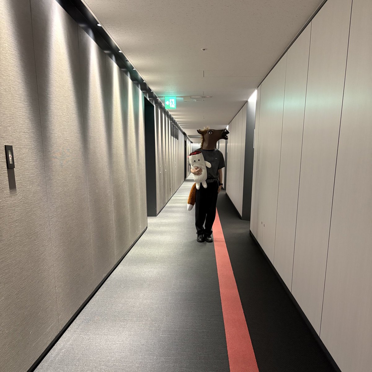 GMO_Sign's tweet image. 今日は幽霊の日ですが、夜のオフィスで出会う馬面もめちゃくちゃ怖いですよ…。