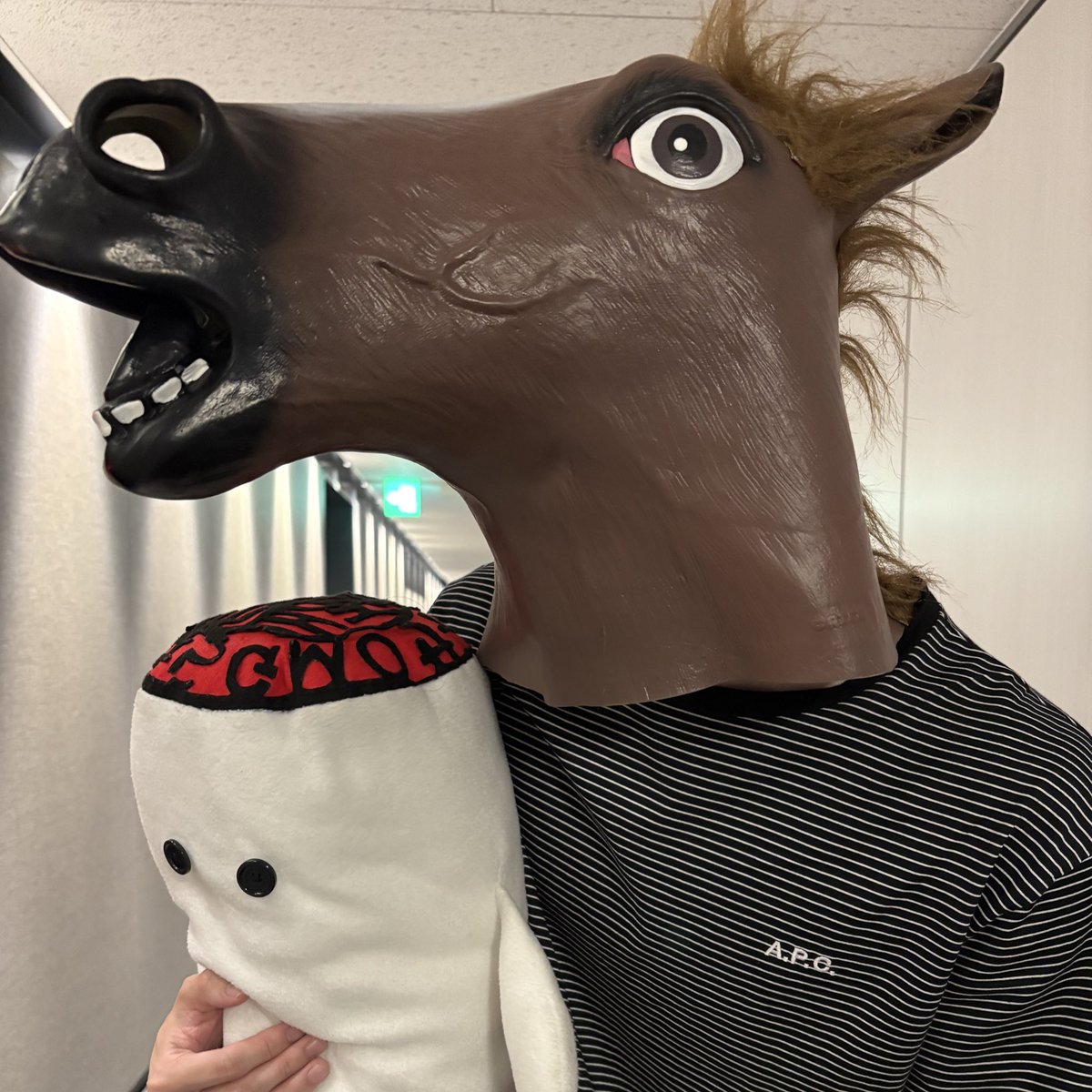GMO_Sign's tweet image. 今日は幽霊の日ですが、夜のオフィスで出会う馬面もめちゃくちゃ怖いですよ…。