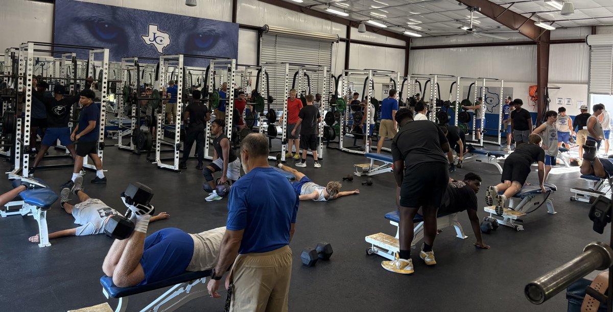 Friday is a work day and I appreciate our athletes for embracing it! #tough <a href="/Jarrell_ISD/">Jarrell ISD</a>