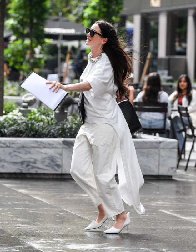 ThePopBakes's tweet image. Anne Hathaway seen on the set of "Devil Wears Prada 2" in New York City.
