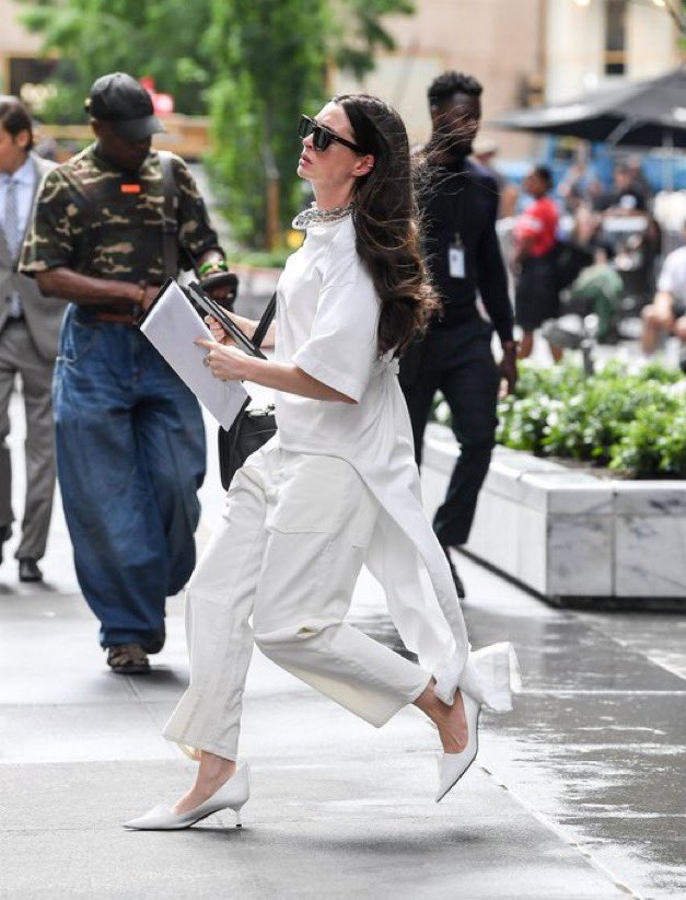 ThePopBakes's tweet image. Anne Hathaway seen on the set of "Devil Wears Prada 2" in New York City.