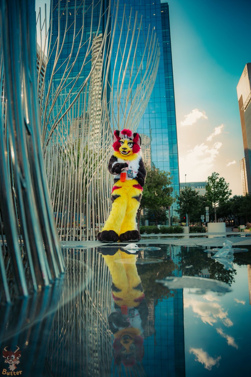butteerr's tweet image. A few photos from July's Klyde Warren @DFWFurs furmeet

#DFWFurs #Furry #FursuitFriday