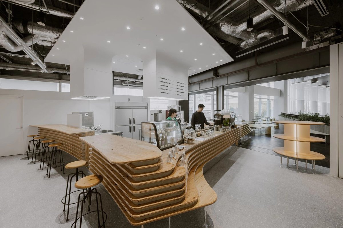 tecture1's tweet image. 【専有と共有の境界をほぐす、水辺を想起させるカフェ】
mag.tecture.jp/project/202507…
BERTH COFFEE みなとみらい / HAGISO
#TECTUREMAG
#TECTUREMAG最新記事
Photographs: Keishin Horikoshi