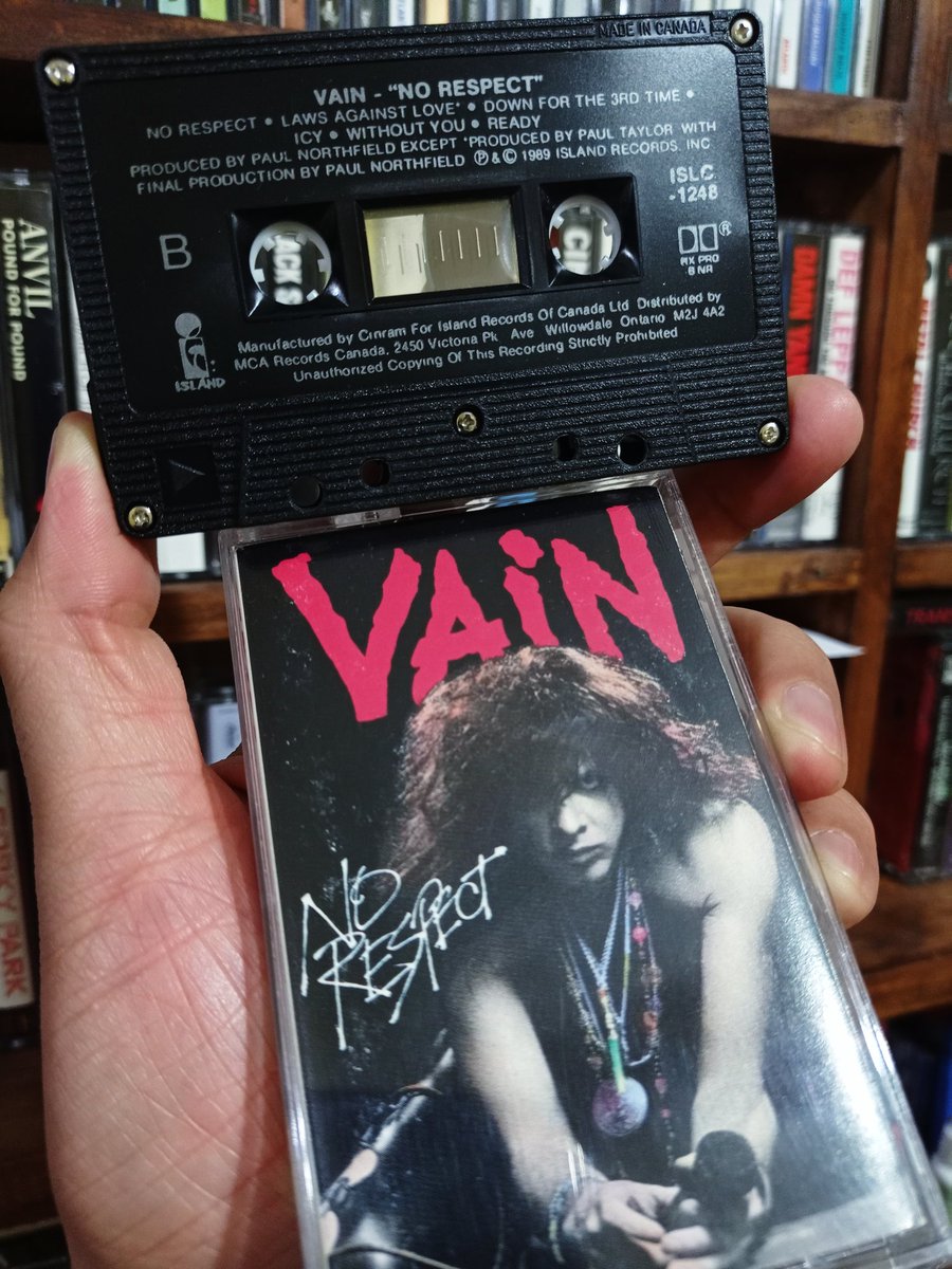 XIBILXIC's tweet image. uno de los secretos mejor guardados del #Sleazy #GlamMetal ochentífero: No Respect de los cochambrosos #Vain salía hace 36 años en San Planchisco Californication, el tiempo lo convierte en disco de culto pero no valorado 🤘😎 #DavidVain #NoRespect #CassetteMania #flashbackfriday