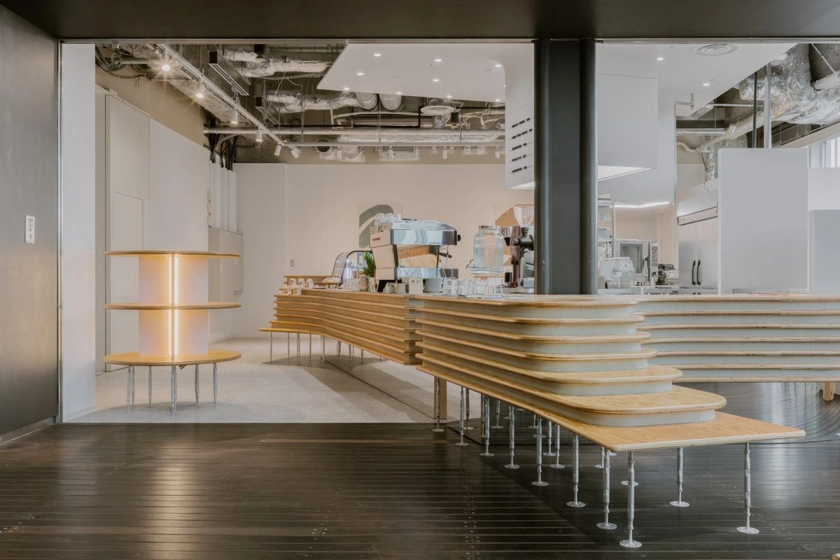 tecture1's tweet image. 【専有と共有の境界をほぐす、水辺を想起させるカフェ】
mag.tecture.jp/project/202507…
BERTH COFFEE みなとみらい / HAGISO
#TECTUREMAG
#TECTUREMAG最新記事
Photographs: Keishin Horikoshi
