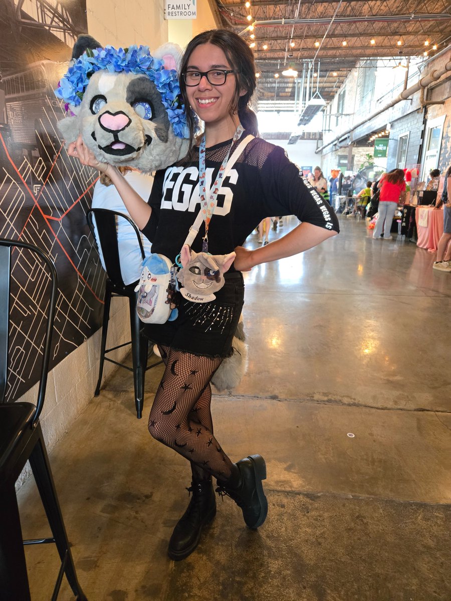 Thank you <a href="/InvdrFuzzytalon/">Fuzzytalon🔛🦋☁️</a> for the badge again, it's so beautiful and I kept my freebies in it I am so happy and grateful to finally get to use it I've waited years and <a href="/BeeOnThyme/">Riley | moving to the skies</a> for the lanyard!!!! 💖💖