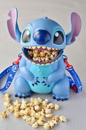 MagicMundi's tweet image. No sé si comer las palomitas o a Stitch 💙