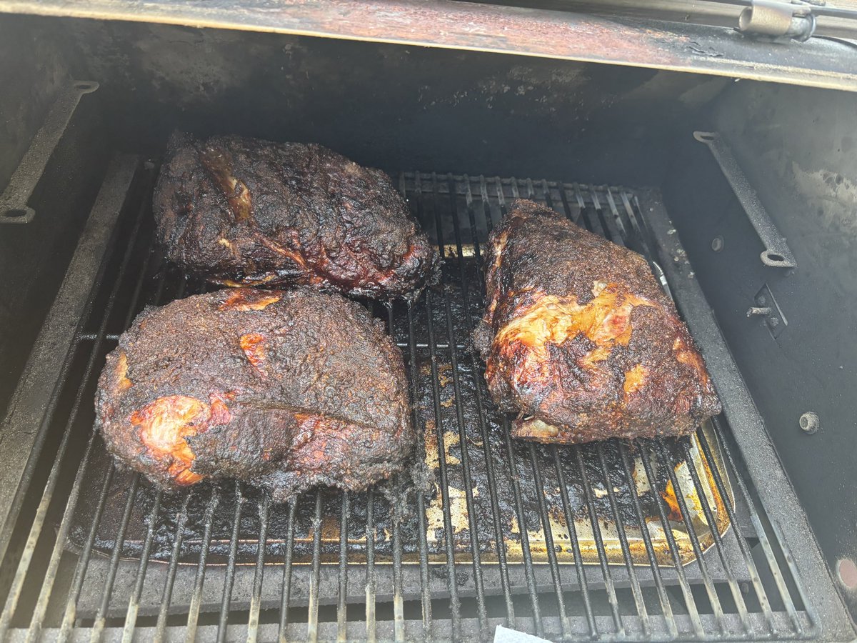 wcsNHSFootball's tweet image. Offensive Lineman and BBQ! The offensive coordinator invited the big boys over for a meal! 

28 days till kickoff! 

🔵⚪️🏈

#Hawgs #TheShield #Family #uKnighted