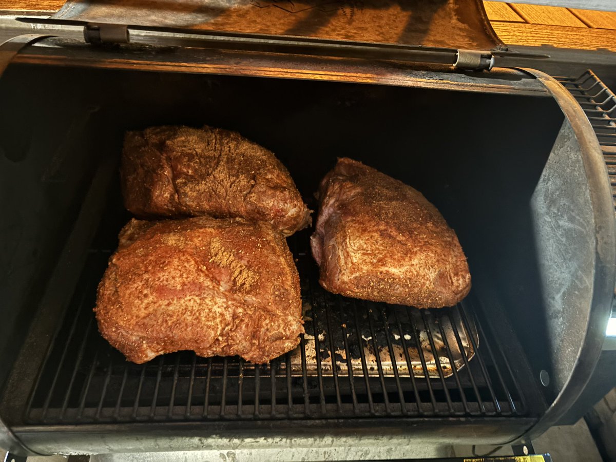 wcsNHSFootball's tweet image. Offensive Lineman and BBQ! The offensive coordinator invited the big boys over for a meal! 

28 days till kickoff! 

🔵⚪️🏈

#Hawgs #TheShield #Family #uKnighted