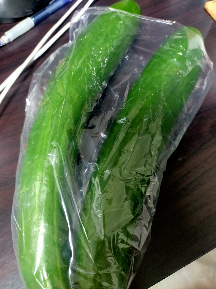 nyonyonba's tweet image. 朝さんぽがてら、近所の直販所でキュウリ買ってきた🥒
しかし、この時間なのにめちゃくちゃ暑い!!