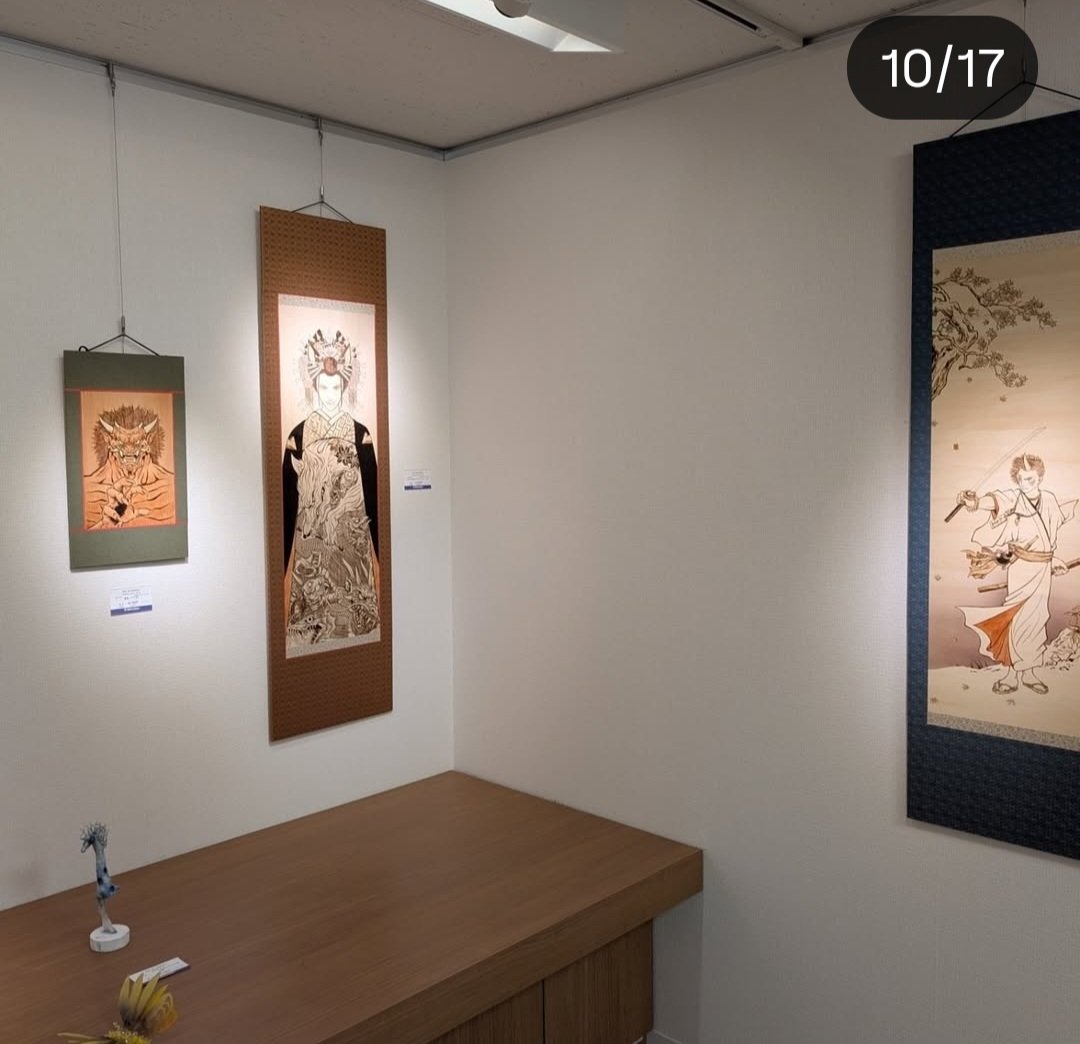 point6G's tweet image. 二枚目の板絵の解説

・彩雲去 酔鬼化生
(サイウンサリテ スイキトナル)

悪童・外道丸は、その所業に心痛めた母のため仏門に入るが、生来の美しい容姿のため、恋慕と情念により恋炎の中、焼殺される。
鬼となり、後に酒呑童子と呼ばれる悪鬼復活を描きました。