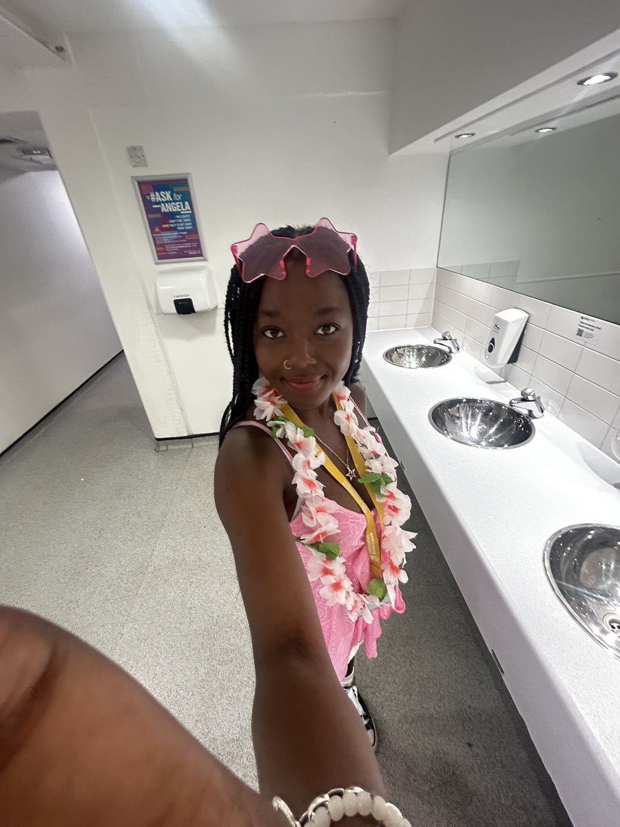 raysoflightt's tweet image. actually just being brave and im gonna do it here
hiiiii face reveal this is the freak behind the screen be nice pls