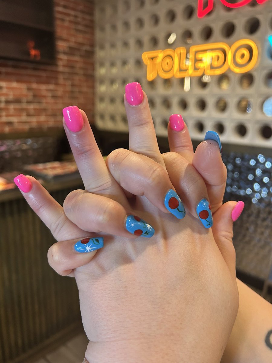 MadiapopVT's tweet image. Got @SasuBunn’s nails done with her for her birthday! ❤️
Hers are the blue and mine the pink :)