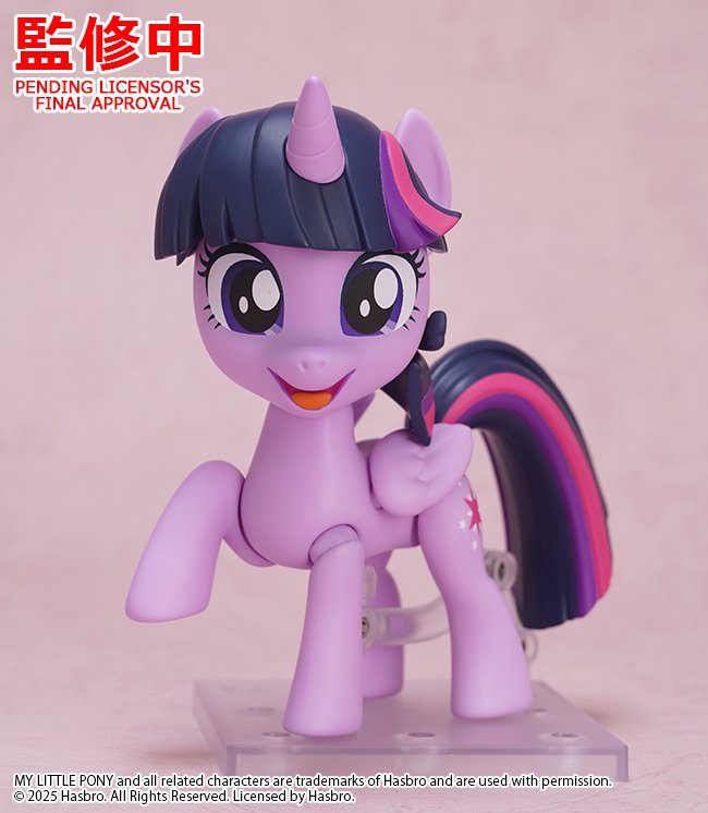FilosofoGummy's tweet image. GoodSmile ha revelado este nuevo Nendoroid Twilight Sparkle de My Little Pony G4 como parte de su campaña de marketing para la SDCC. Aún no tienen más información disponible, pero afirman que llegará pronto.
Fuente: equestriadaily.com/2025/07/goodsm…