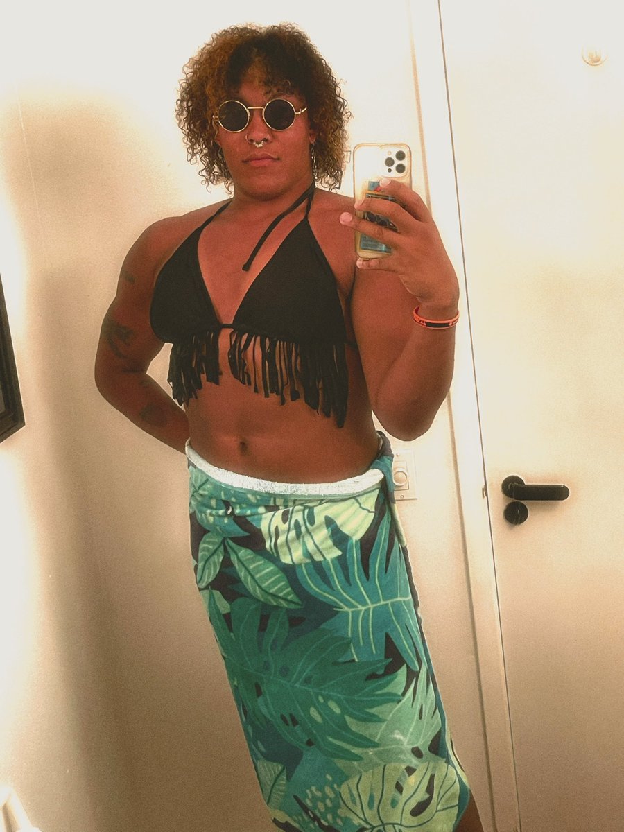 weapxngxrl's tweet image. Don’t let a bitch like me by a pool