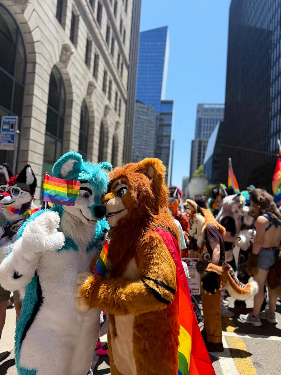 SouKuugo's tweet image. One more #FursuitFriday with @fuckKevon look how close we are guys, I promise we are friends is not all in my head
📸: @Bungee_bucc