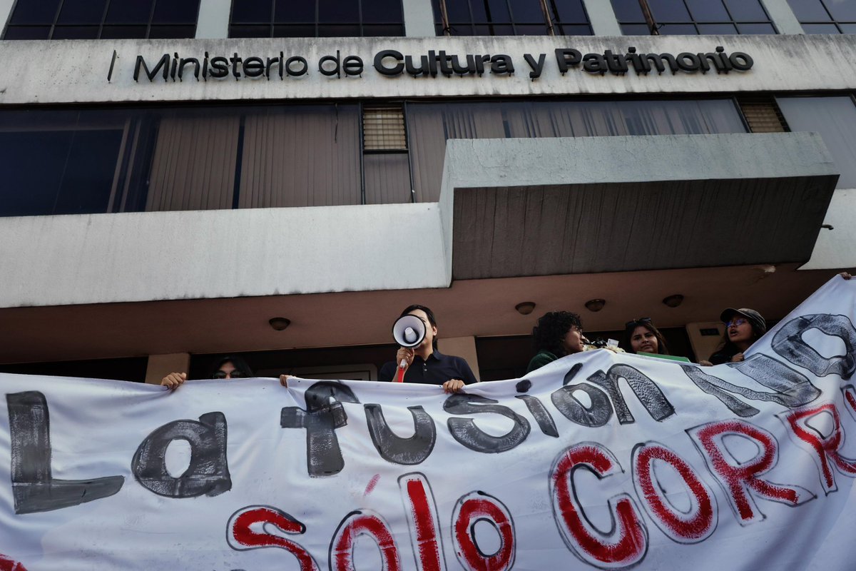 #Cobertura | Tras el anuncio del Ejecutivo de despedir a 5 mil funcionarios y fusionar ministerios y secretarías, se registra uno de los primeros plantones en los exteriores del Ministerio de Cultura y Patrimonio. 

Cobertura de <a href="/karentoroa/">Karen Toro</a> 

Abrimos 🧵