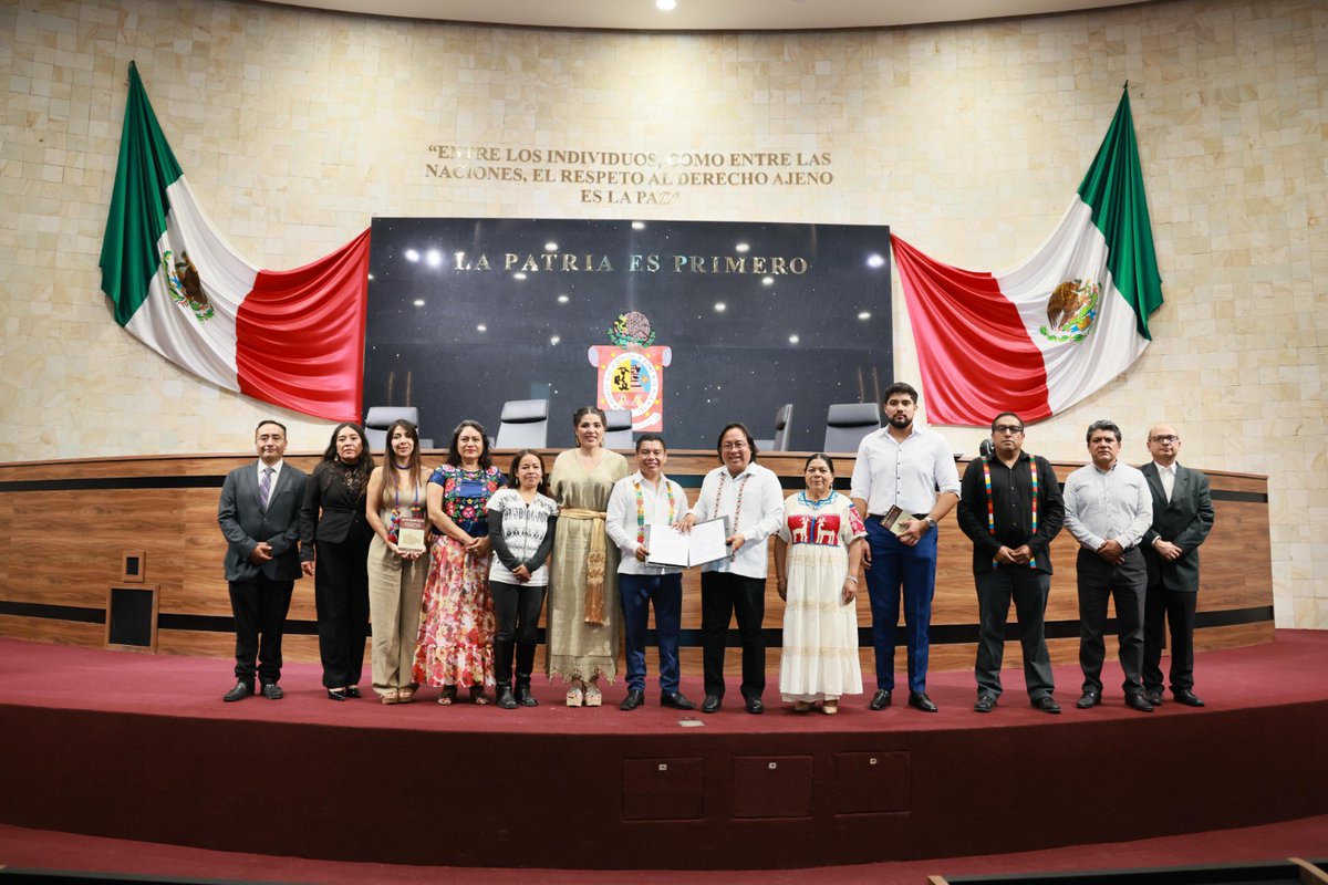 ContraProMx's tweet photo. 📃📃 @CongresoOaxaca_ del Estado e #ILEO suscriben convenio de colaboración para fortalecer las lenguas originarias de #Oaxaca📃📃
* El acuerdo permitirá la ejecución de estrategias y actividades que impulsen el uso y la preservación del patrimonio lingüístico de la entidad
*San Raymundo Jalpan, Oax., a 25 de julio de 2025.-* Con la finalidad de sumar esfuerzos para preservar, fomentar y revitalizar las lenguas indígenas de la entidad, el Congreso del Estado y el Instituto de #LenguasOriginarias de #Oaxaca (ILEO) suscribieron un Convenio de Colaboración, el cual permitirá la ejecución de estrategias y actividades que fortalecerán la política pública lingüística.
Durante la ceremonia, el presidente de la Junta de Coordinación Política (#Jucopo), diputado @BenjaViverosOax Viveros Montalvo, dijo que este Convenio representa la voluntad del Poder Legislativo con el rescate y fomento de las lenguas indígenas, y reafirmó que con la visión institucional se garantizará el derecho a nombrar y escuchar a las personas en sus voces originarias, porque solo así el estado avanzará en justicia, democracia e igualdad.
“Hablar una lengua originaria debe de ser motivo de orgullo y reconocimiento, jamás de discriminación o exclusión”, puntualizó.
Dijo que las lenguas originarias son portadoras de memorias y saberes milenarios, representan la historia viva, identidad y cosmovisión de los pueblos, por ello subrayó, que esta alianza es el puente entre lo escrito y las acciones que se ejecutarán en materia de capacitación institucional, traducción normativa, visibilidad cultural y restitución simbólica de la voz comunitaria en el Poder Legislativo.
Por su parte, el director General del ILEO, Víctor Cata, destacó que esta importante alianza constituye un paso firme hacia el reconocimiento institucional de las lenguas como patrimonio vivo de Oaxaca y de asegurar la continuidad de estas en todos los ámbitos de la vida pública y comunitaria, para contribuir a que la entidad se consolide como el Corazón Lingüístico de México.
Al citar el pensamiento en zapoteco “La palabra nos hizo personas”, explicó la importancia de la lengua como un regalo divino desde que la persona empieza a caminar en el universo y la gran diversidad lingüística que existe en el país desde antes de la llegada de los españoles.
A su vez, la secretaria de Interculturalidad, Pueblos y Comunidades Indígenas y Afromexicanas, Juana Hernández López, se pronunció en favor de trabajar de manera conjunta para garantizar el derecho de los pueblos originarios a expresarse en sus lenguas indígenas, porque son parte de su riqueza cultural.
En este contexto el Titular del ILEO leyó el poema en Zapoteco “Chupa Diidxa´” (Dos palabras) y la responsable del área de Eventos y Cultura de la Biblioteca de Investigación Juan de Córdova de la Fundación Alfredo Harp Helú, Elodia Ramírez Pérez, dio lectura al poema en Mixteco “Na Kíkuu tu´un savi” (Bordados de palabras de lluvia), que integran el poemario Primer Recital de Palabra Flor en lenguas originarias.
El acto protocolario incluyó la firma oficial del convenio y la toma de la fotografía institucional.
Se contó con la presencia de las diputadas Irma Pineda Santiago del Partido del Trabajo (PT) y Elvia Gabriela Pérez López del Partido Verde Ecologista de México (PVEM), así como del personal directivo del Congreso, entre otras personalidades.
-0-
