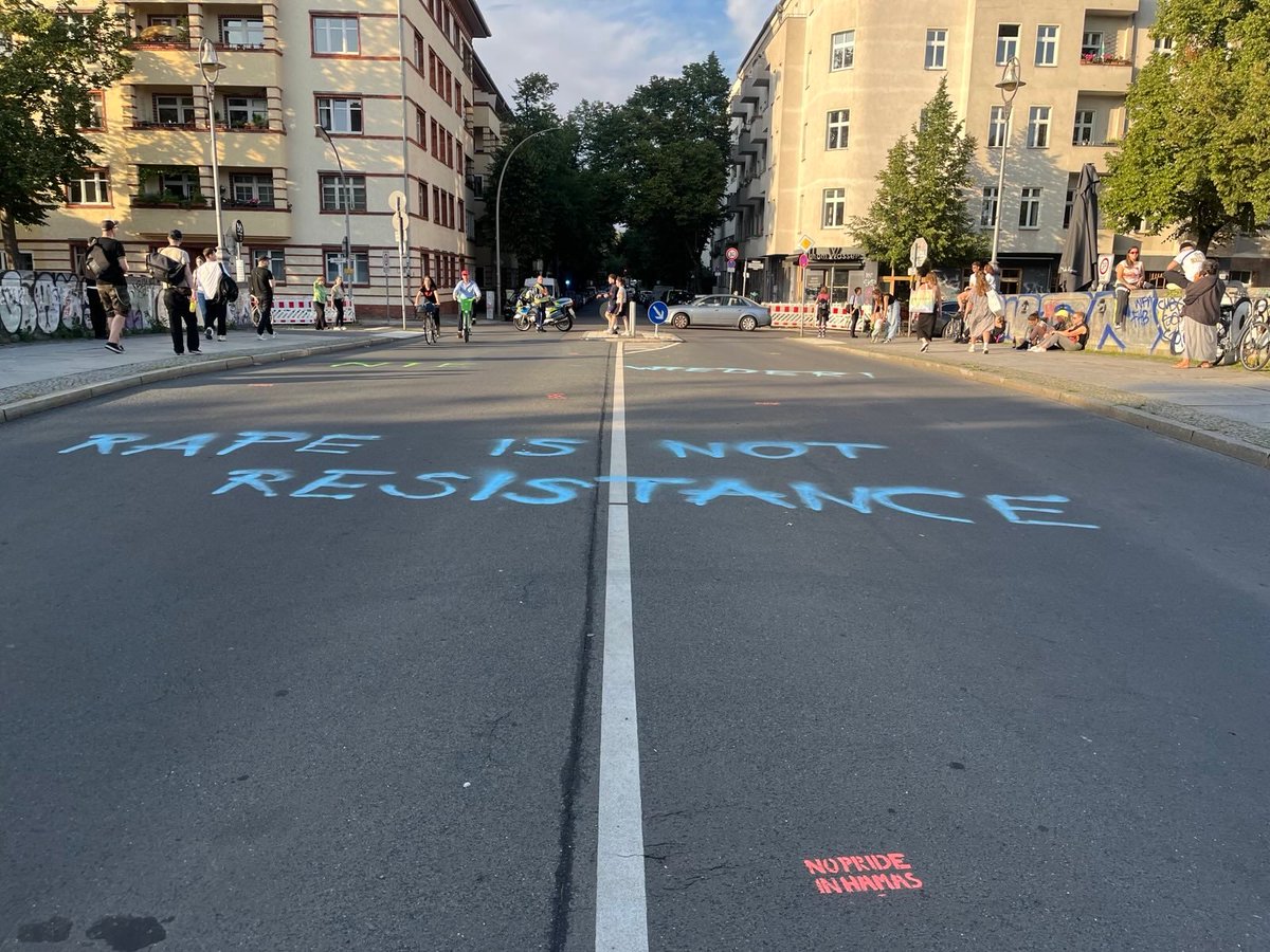 NeverAgainBLN's tweet image. Entlang der gesamten Route begleiteten Graffiti wie diese den antisemitischen "Community Dyke* March“ am 25.06.2025 in Berlin, der das Zeigen jüdischer Symbole untersagte.
👊🏽🌈✡️🇮🇱🎗️