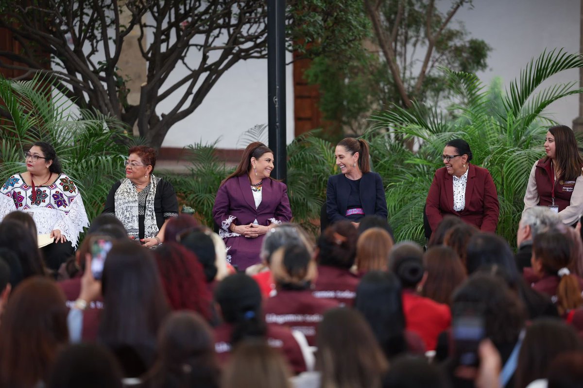 La Jefa de Gobierno, <a href="/ClaraBrugadaM/">Clara Brugada Molina</a>, acompañó a la Presidenta <a href="/Claudiashein/">Claudia Sheinbaum Pardo</a> en el arranque del programa #AbogadasDeLasMujeres, reafirmando su compromiso de garantizar una vida libre de violencia para todas las mujeres. 💜
#CapitalDeLaTransformación