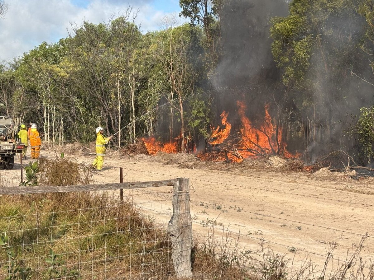 QldFireDept's tweet image. RFSQ is working with partner agencies to conduct a series of hazard mitigation burns in the Cooktown area this weekend.
Along with preparing us for heightened bushfire activity, these burns provide an opportunity for volunteers to hone their skills on the fireground.
If you…