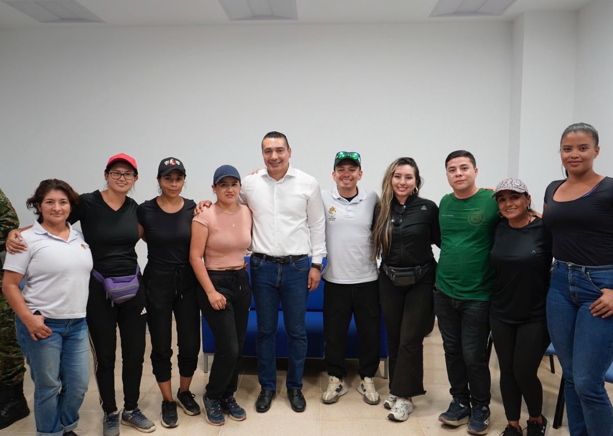 Con profundo alivio recibimos en Popayán a nuestros funcionarios y contratistas secuestrados en López de Micay.

Verlos de nuevo, a salvo nos llena el alma. 

Fueron días de dolor e incertidumbre, pero hoy celebramos su vida y su regreso. La dignidad no puede ser botín de guerra.
