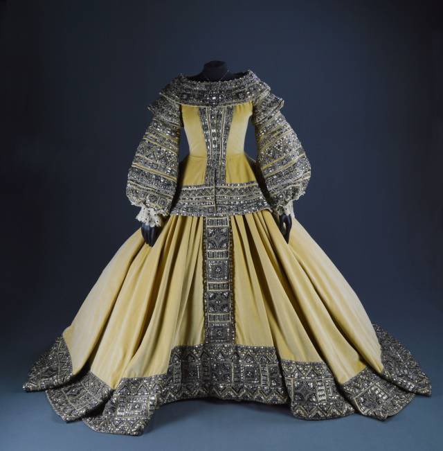 vintageminii's tweet image. details of greta garbo‘s two-piece period gown in queen christina (1933) designed by adrian