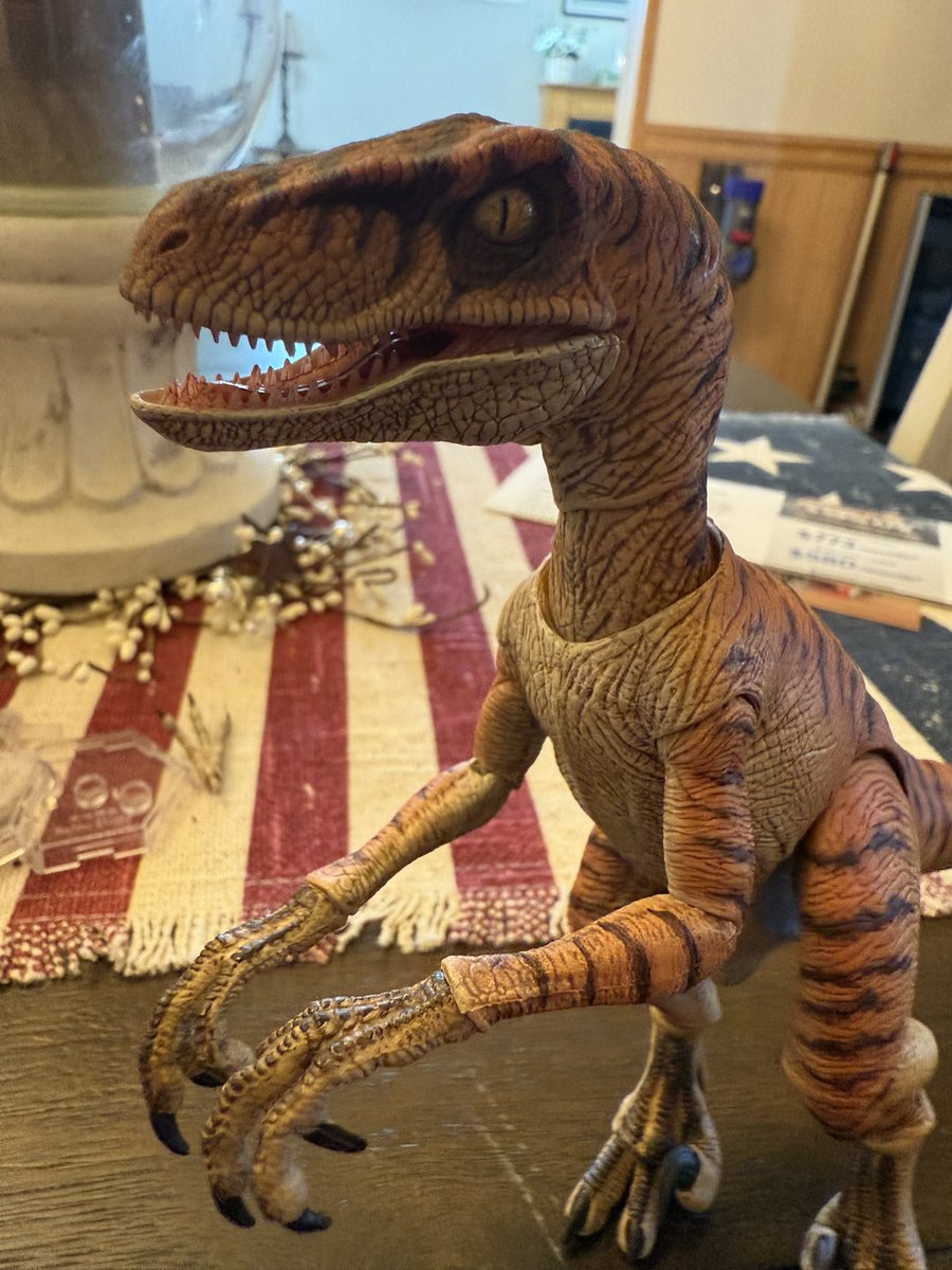 JurassicAust's tweet image. Nanmu’s latest Velociraptors arrived on my doorstep today and man they were totally worth the wait! Paired them up with my new Naru figure I recently had commissioned for an impromptu shoot! #JurassicPark #JurassicWorld #Prey #Predator